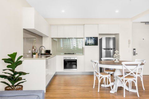 Sun Drenched Apartment In The Heart Of Surfers - Surfers Paradise Gold Coast 3