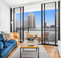 Sunny Modern Two-Bedroom Pad Steps From the Beach - Surfers Paradise Gold Coast