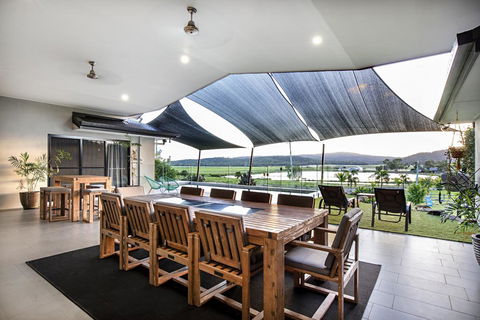 Sunset Retreat Airlie Beach Rural Getaway - Surfers Paradise Gold Coast 3