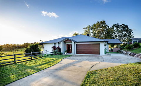 Sunset Retreat Airlie Beach Rural Getaway - Surfers Paradise Gold Coast 0