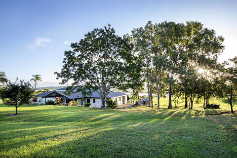Sunset Retreat Airlie Beach Rural Getaway - Surfers Paradise Gold Coast 1