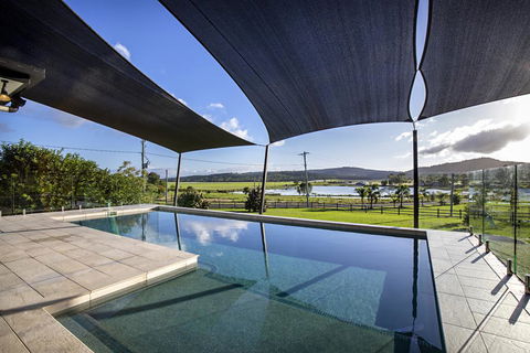 Sunset Retreat Airlie Beach Rural Getaway - Surfers Paradise Gold Coast 2