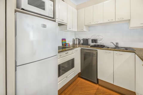 Super Convenient Apartment With Garden Views - Surfers Paradise Gold Coast 3