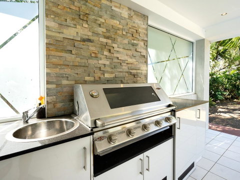 Super Sized Family Retreat With A Pool - Surfers Paradise Gold Coast 3
