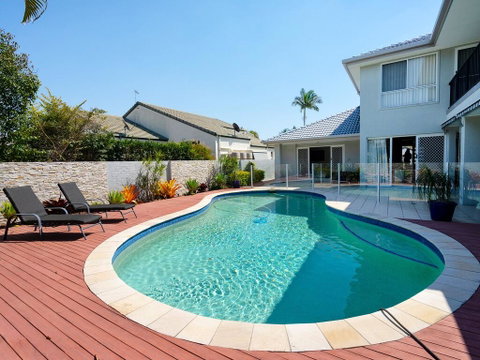 Super Sized Family Retreat With A Pool - Surfers Paradise Gold Coast 0