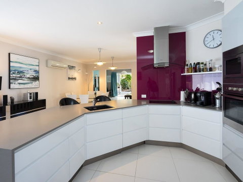 Super Sized Family Retreat With A Pool - Surfers Paradise Gold Coast 2