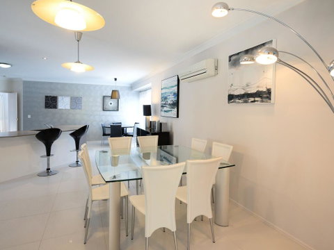 Super Sized Family Retreat With A Pool - Surfers Paradise Gold Coast 1