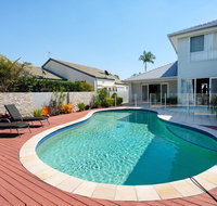 Super Sized Family Retreat With a Pool - Surfers Paradise Gold Coast