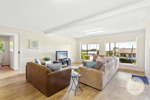 TASSIE SEASIDE SERENITY - L'Abode Accommodation - Surfers Paradise Gold Coast 1