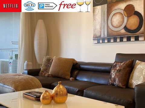 TERRACE LUX FULLY AIR 2 CAR FREE NETFLIX WIFI WINE - Surfers Paradise Gold Coast 0