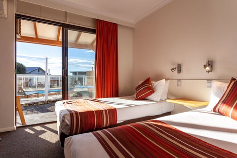 Beachfront Bicheno - Surfers Paradise Gold Coast 25