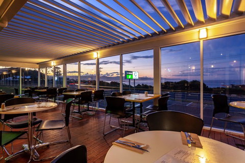 Beachfront Bicheno - Surfers Paradise Gold Coast 38