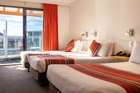 Beachfront Bicheno - Surfers Paradise Gold Coast 2