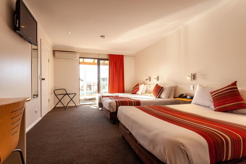 Beachfront Bicheno - Surfers Paradise Gold Coast 26
