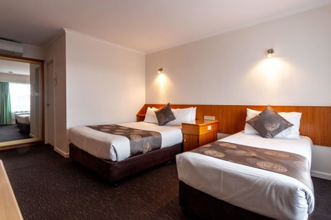 Beachfront Bicheno - Surfers Paradise Gold Coast 11