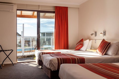Beachfront Bicheno - Surfers Paradise Gold Coast 1