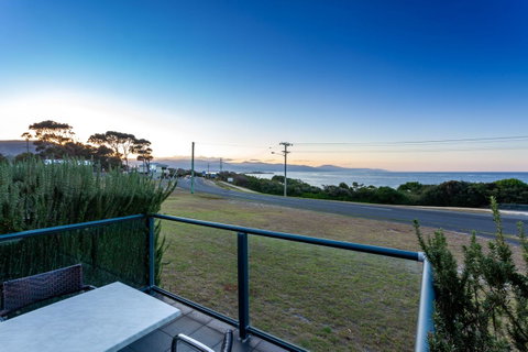 Beachfront Bicheno - Surfers Paradise Gold Coast 10