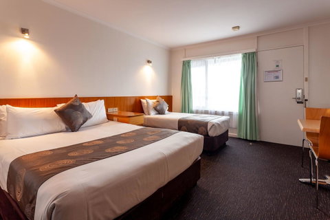 Beachfront Bicheno - Surfers Paradise Gold Coast 12