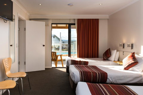 Beachfront Bicheno - Surfers Paradise Gold Coast 30
