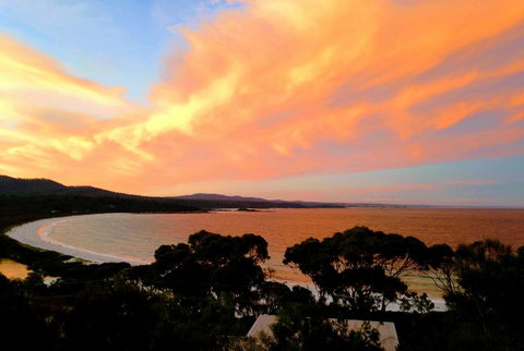 DOLPHIN LOOKOUT COTTAGE - Amazing Views Of The Bay Of Fires - Surfers Paradise Gold Coast 0