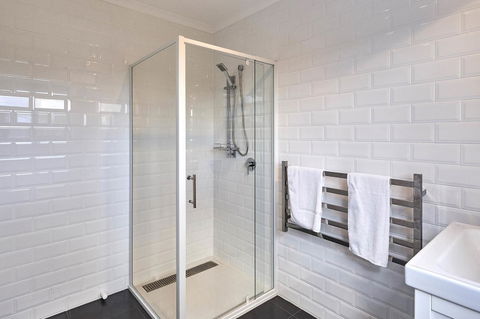 DOLPHIN LOOKOUT COTTAGE - Amazing Views Of The Bay Of Fires - Surfers Paradise Gold Coast 3