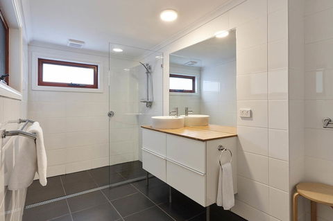 DOLPHIN LOOKOUT COTTAGE - Amazing Views Of The Bay Of Fires - Surfers Paradise Gold Coast 2