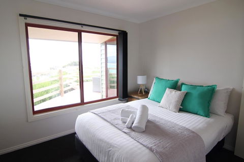 DOLPHIN LOOKOUT COTTAGE - Amazing Views Of The Bay Of Fires - Surfers Paradise Gold Coast 8