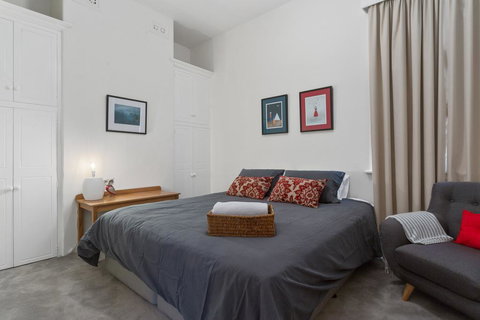WEST NEST | Classic 3BR Hobart Terrace BEST Location, View, Close To City - Surfers Paradise Gold Coast 11