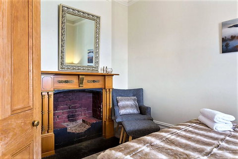 WEST NEST | Classic 3BR Hobart Terrace BEST Location, View, Close To City - Surfers Paradise Gold Coast 10