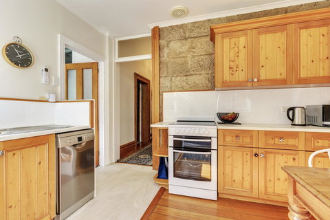 WEST NEST | Classic 3BR Hobart Terrace BEST Location, View, Close To City - Surfers Paradise Gold Coast 5