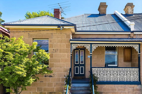 WEST NEST | Classic 3BR Hobart Terrace BEST Location, View, Close To City - Surfers Paradise Gold Coast 0
