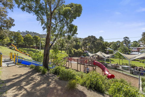 WEST NEST | Classic 3BR Hobart Terrace BEST Location, View, Close To City - Surfers Paradise Gold Coast 29
