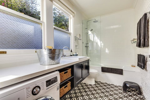 WEST NEST | Classic 3BR Hobart Terrace BEST Location, View, Close To City - Surfers Paradise Gold Coast 2