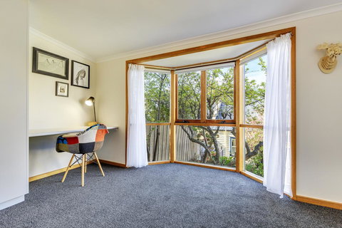 WEST NEST | Classic 3BR Hobart Terrace BEST Location, View, Close To City - Surfers Paradise Gold Coast 14