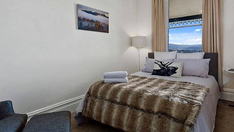 WEST NEST | Classic 3BR Hobart Terrace BEST Location, View, Close To City - Surfers Paradise Gold Coast 9