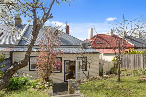 WEST NEST | Classic 3BR Hobart Terrace BEST Location, View, Close To City - Surfers Paradise Gold Coast 17