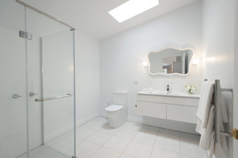 White Dove Cottage Bed And Breakfast - Surfers Paradise Gold Coast 4
