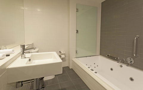 Causeway 353 Hotel - Surfers Paradise Gold Coast 9