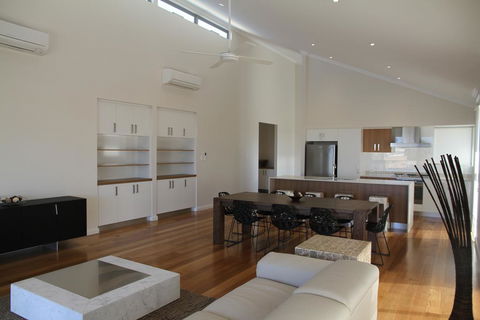 The Carnarvon Luxury Canal Home - Surfers Paradise Gold Coast 3
