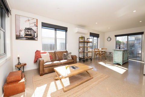 The Endsleigh -1 Bedroom Villa, Free Wifi, Near CBD - Surfers Paradise Gold Coast 2
