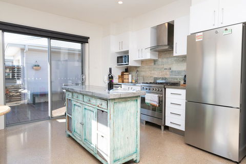 The Endsleigh -1 Bedroom Villa, Free Wifi, Near CBD - Surfers Paradise Gold Coast 3