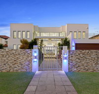 The White House GC Waterfront Home Cinema Jacuzzi Heated Pool - Surfers Paradise Gold Coast