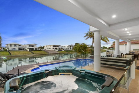 The White House GC Waterfront Home Cinema Jacuzzi Heated Pool - Surfers Paradise Gold Coast 3