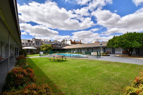 Townhouse Motel Cowra - Surfers Paradise Gold Coast 2