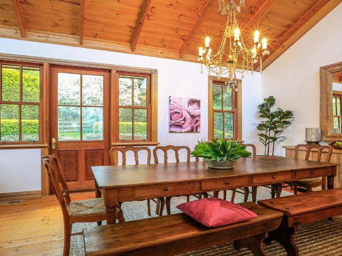Treetops - Elegant, Inviting, Designer, Cedar Home - Surfers Paradise Gold Coast 3