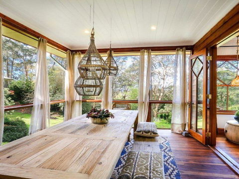 Treetops - Elegant, Inviting, Designer, Cedar Home - Surfers Paradise Gold Coast 1