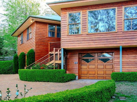 Treetops - Elegant, Inviting, Designer, Cedar Home - Surfers Paradise Gold Coast 2