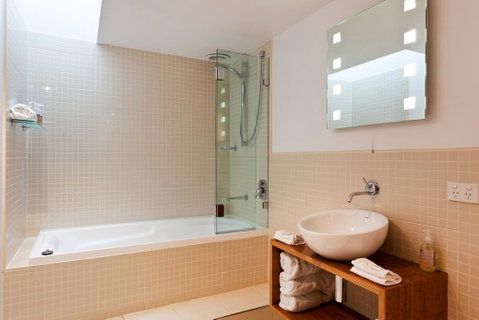 TWOFOURTWO Boutique Apartments - Surfers Paradise Gold Coast 1