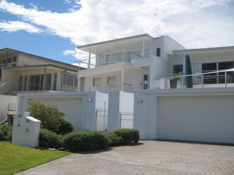 Ultimate Beach House' 19a Graham Street - Views , Peace & Quiet - Surfers Paradise Gold Coast 2