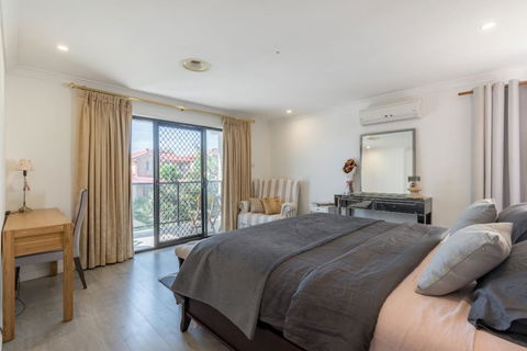 ULTRA SPACIOUS STYLISH HOME IN PRESTONS - SYDNEY - Surfers Paradise Gold Coast 2